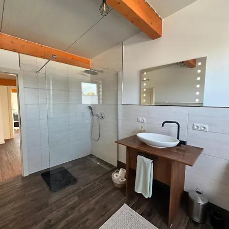Monteurzimmer In 5 Personen Mit 4 Schlafzimmer דירה *