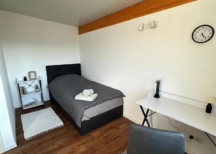 Monteurzimmer In 6 Personen Mit 4 Schlafzimmer شقة *