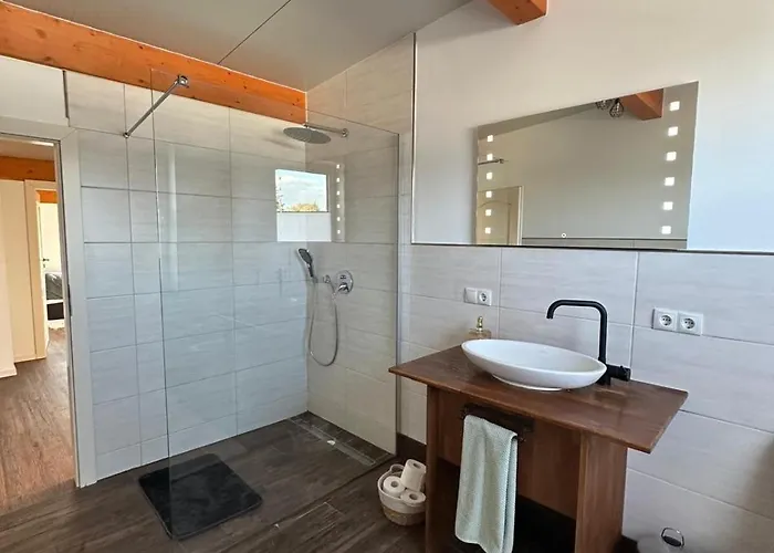 Monteurzimmer In 6 Personen Mit 4 Schlafzimmer شقة *